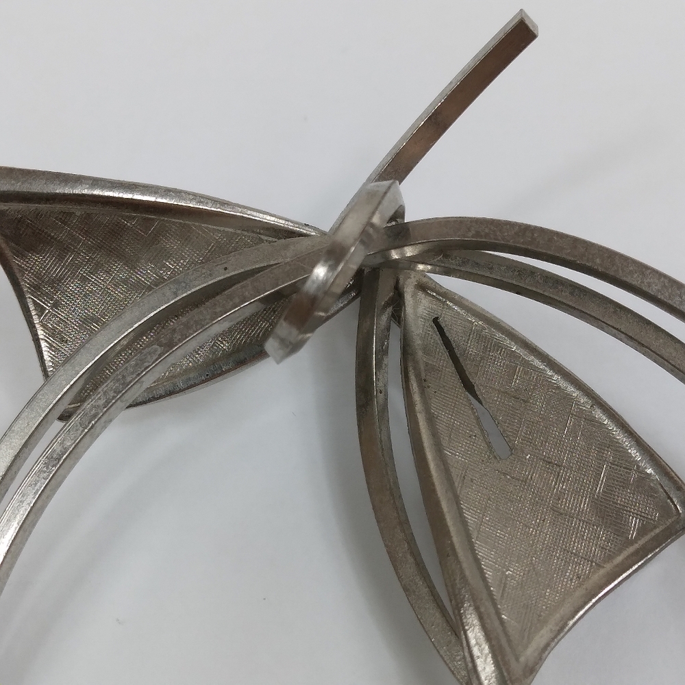 Vintage Bow Swirl Brushed Silver Tone Metal Brooch - Picture 5 of 7